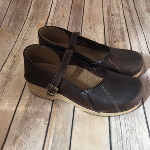 Dansko Brown leather clogs. Size 40